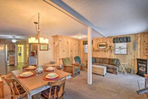 eine Küche und ein Wohnzimmer mit einem Tisch und Stühlen in der Unterkunft Nantahala Mountain Cabin with Deck about 1 Mi to Hiking! in Franklin