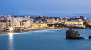 Blick auf einen Strand mit einer Stadt in der Nacht in der Unterkunft Appartement d'une chambre a Biarritz a 50 m de la plage avec vue sur la ville et wifi in Biarritz