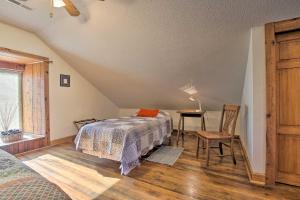 - une chambre avec un lit, une table et une chaise dans l'établissement Historic Farmhouse on 7 Acres with Stellar View!, à Kearney
