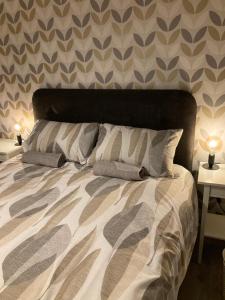 坎诺克Chapel Court Apartments的卧室里有一张床，上面有两个枕头