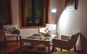 a living room with a table and two chairs at Spacious House in Porto + Garden in Porto