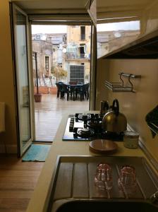Kuchyň nebo kuchyňský kout v ubytování 4 bedrooms apartement with city view furnished terrace and wifi at Catania 3 km away from the beach