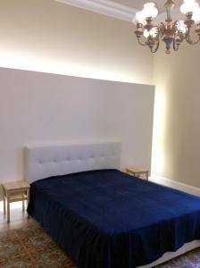 Postel nebo postele na pokoji v ubytování 4 bedrooms apartement with city view furnished terrace and wifi at Catania 3 km away from the beach