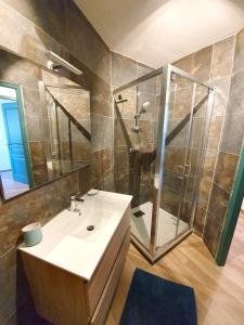 y baño con ducha y lavabo blanco. en Maison de 3 chambres avec terrasse amenagee et wifi a Esparron de Verdon, en Esparron-de-Verdon