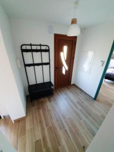 pasillo con puerta y suelo de madera en Maison de 3 chambres avec terrasse amenagee et wifi a Esparron de Verdon, en Esparron-de-Verdon