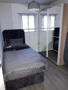 Chapel Court Apartments客房内的一张或多张床位