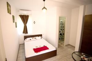 Tempat tidur dalam kamar di Studio at Constanta 500 m away from the beach with enclosed garden and wifi