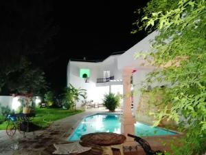 Peldbaseins naktsmītnē 4 bedrooms villa with private pool enclosed garden and wifi at Hammamet vai tās tuvumā