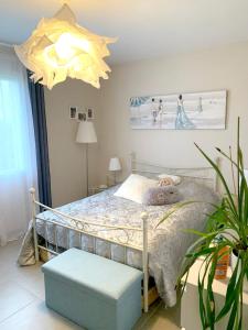A bed or beds in a room at Villa de 3 chambres avec piscine privee jardin clos et wifi a Saint Martin Lacaussade