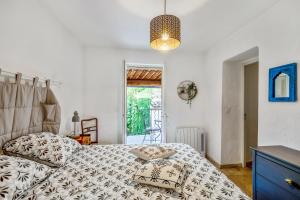 a bedroom with a bed with a pillow on it at Charmante Maison à Bonnieux avec Terrasse et Vue sur le Jardin in Bonnieux