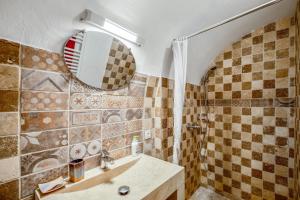 a bathroom with a sink and a mirror at Maison de 2 chambres avec vue sur la ville terrasse et wifi a Bonnieux in Bonnieux