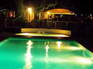 una piscina con una fuente por la noche en Chalet charmant à Saint-Jean-du-Gard, en Saint-Jean-du-Gard 28 fotos más