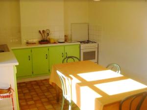 Η κουζίνα ή μικρή κουζίνα στο Appartement confortable au cœur de Vitrac - 40 m² - Vue sur jardin