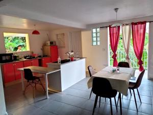 Gallery image of Maison de 2 chambres avec piscine partagee jardin clos et wifi a Sainte Rose in Sainte-Rose