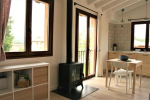 a kitchen with a stove and a table in a room at El Mirador de Casa Guareña in Villabáscones de Sotoscueva
