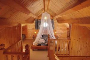 una grande cabina in legno con un letto in mansarda di Charming bungalow in Tarifa with mountain view and garden a Tarifa