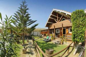 una casa in legno con un cortile alberato di Charming bungalow in Tarifa with mountain view and garden a Tarifa Altre 18 foto
