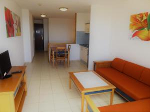 Televisyen dan/atau pusat hiburan di Palm Garden with sea views to the beach, pools