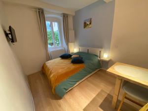 - un petit lit dans une chambre avec fenêtre dans l'établissement Studio très agréable proche de Auron, à Saint-Étienne-de-Tinée
