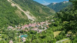 - une vue aérienne sur un village dans les montagnes dans l'établissement Studio très agréable proche de Auron, à Saint-Étienne-de-Tinée