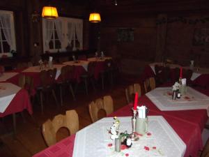 einen Tisch mit Kuchen in einem Restaurant in der Unterkunft Gasthof Stadtschänke in Großbottwar