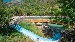 Un tobogán de agua en un parque temático con gente en él en Studio très agréable proche de Auron, en Saint-Étienne-de-Tinée