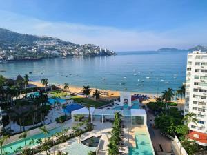 Blick auf den Strand und das Meer mit Gebäuden in der Unterkunft Apartamento Le Club Acapulco in Acapulco