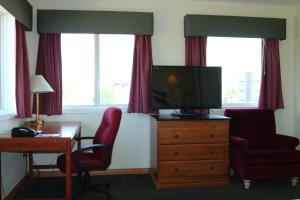 TV a/nebo společenská místnost v ubytování Nomad Hotel & Suites