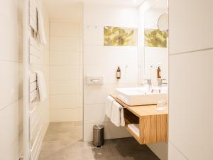 un bagno con lavandino e specchio di Fuchsbräu a Beilngries