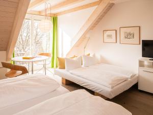 una camera d'albergo con due letti e un tavolo di Fuchsbräu a Beilngries