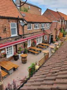 uma vista superior de um pátio com bancos e mesas em Windmill Bed and Breakfast em Beverley