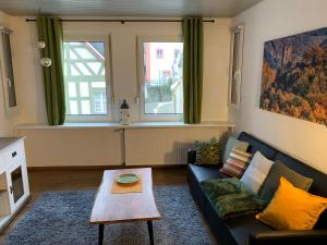 - un salon avec un canapé et une table basse dans l'établissement Villa Ammonit, à Pottenstein