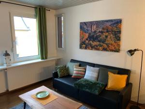 uma sala de estar com um sofá e uma mesa em Villa Ammonit em Pottenstein