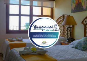 un cartel para un hotel con 2 camas en una habitación en Hotel Santana, en Flores