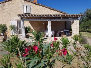 una casa con un giardino con fiori di fronte di Domaine des clauzes a Fauch