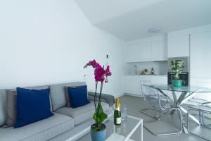 een woonkamer met een bank en een glazen tafel bij Rooms & Suites Princesa Leticia in Puerto del Carmen
