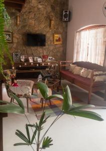 - un salon avec un canapé et une table dans l'établissement Casarão Paraty, à Parati
