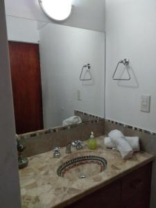 薩爾塔的住宿－El Indalo La Calderilla，一间带水槽和大镜子的浴室