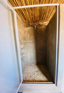 a bathroom with a showerificialificialificialificialificialificialificialificialificialificialificial at Die Kliphuisie in Oudtshoorn