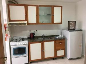 コモドーロ・リバダビアにあるCactuSのキッチン(コンロ、冷蔵庫付) +10枚の写真