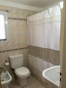 コモドーロ・リバダビアにあるCactuSのトイレ、洗面台、浴槽を備えたバスルーム