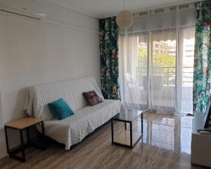 a living room with a couch and a table at Apartamento Porticada in Guardamar del Segura