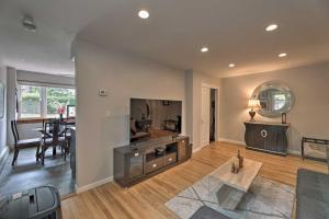 Φωτογραφία από το άλμπουμ του Yonkers Apt with Balcony Walk to Train Station! σε Γιόνκερς