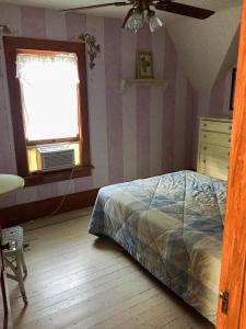 um quarto com uma cama e uma janela em Aunt Jane's Two em Put-in-Bay