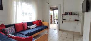 南布洛姆的住宿－19 Marina Glen，客厅配有蓝色沙发和红色枕头
