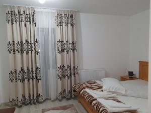 Postel nebo postele na pokoji v ubytování Pensiunea Ronicson