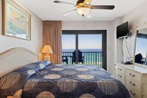 1 dormitorio con 1 cama y vistas al océano en Commodore 802, en Panama City Beach