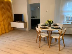 Televízia a/alebo spoločenská miestnosť v ubytovaní Apartament Zdrojowy