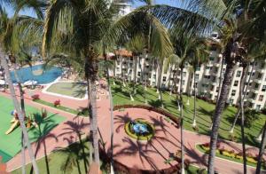 an aerial view of a resort with palm trees at Habitación en Condominio frente al mar Nuevo Vallarta in Nuevo Vallarta