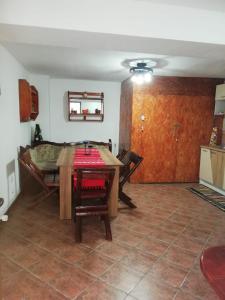 uma sala de estar com uma mesa e um sofá em Rustic Rooms em Rîşnov